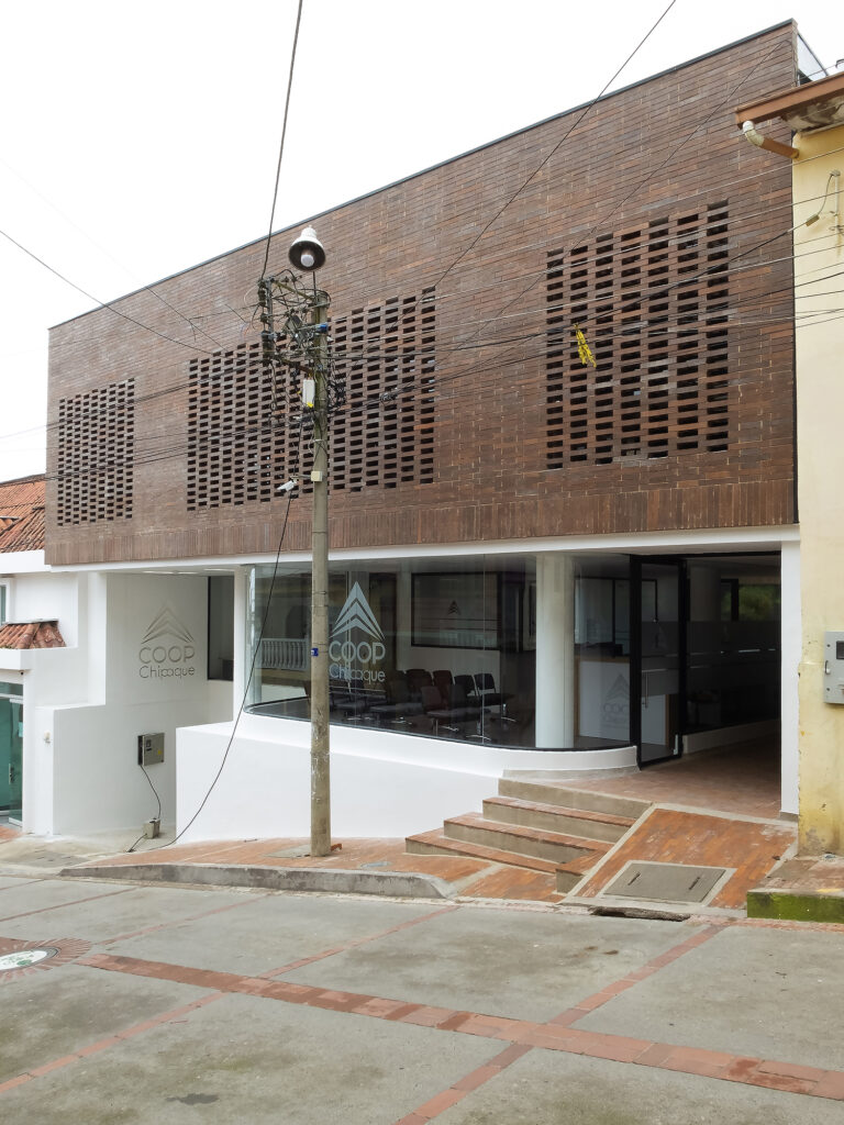 Edificio Administrativo CoopChipaque.  Arquitectura y Construcción Constructiva Soluciones y MPB Studio.