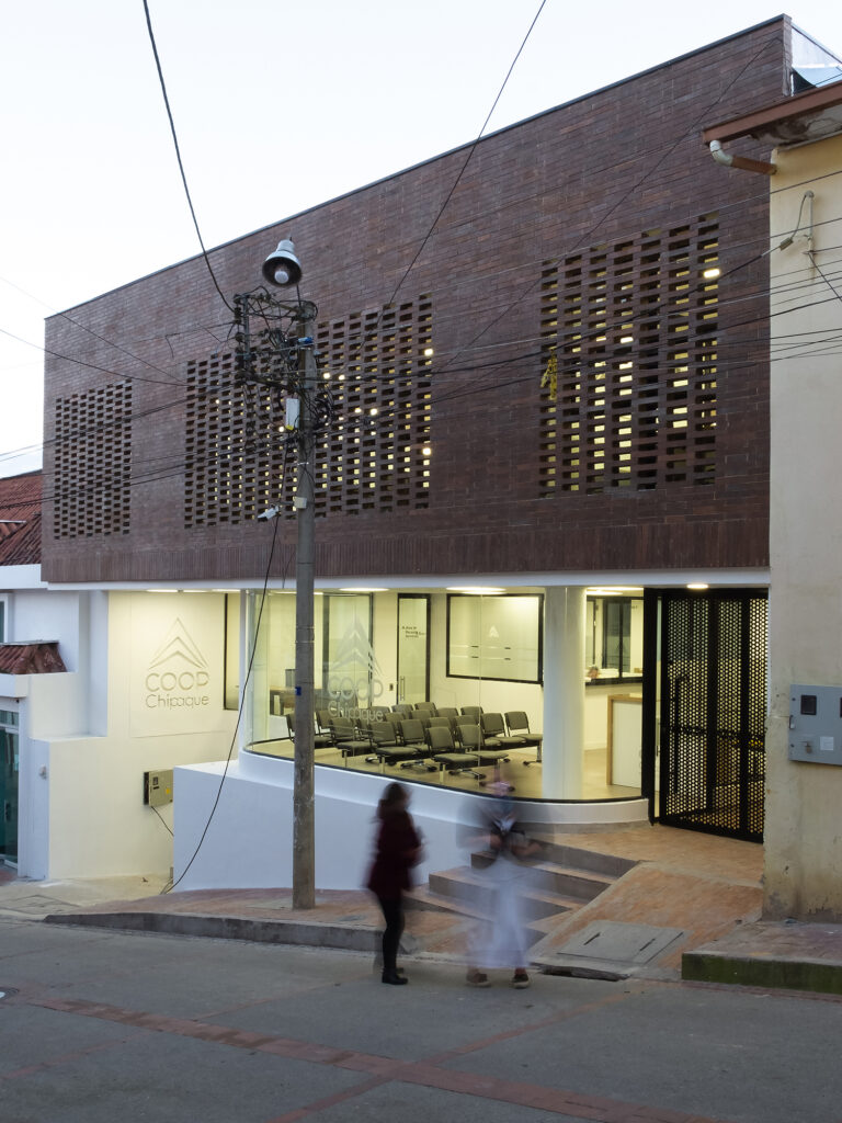 Edificio Administrativo CoopChipaque.  Arquitectura y Construcción Constructiva Soluciones y MPB Studio.