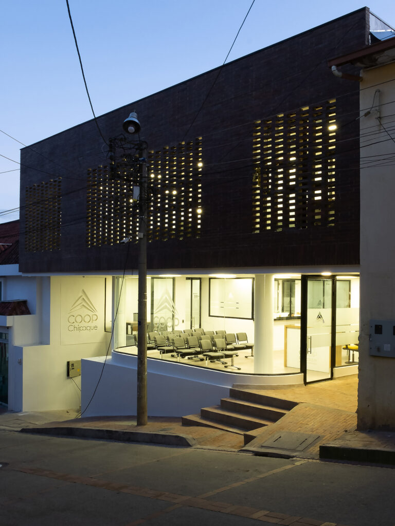 Edificio Administrativo CoopChipaque.  Arquitectura y Construcción Constructiva Soluciones y MPB Studio.