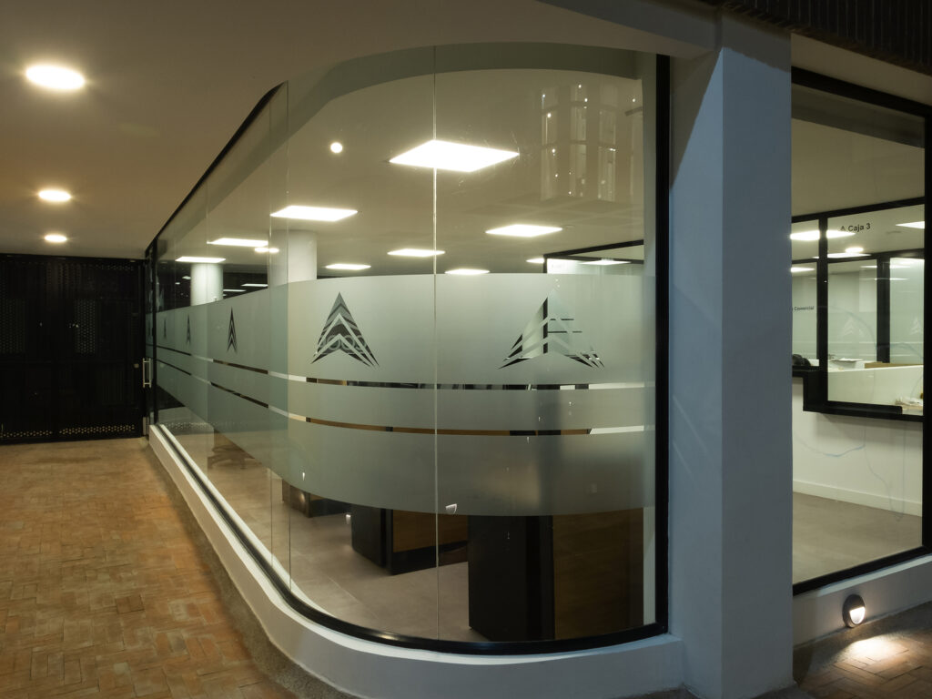 Edificio Administrativo CoopChipaque.  Arquitectura y Construcción Constructiva Soluciones y MPB Studio.