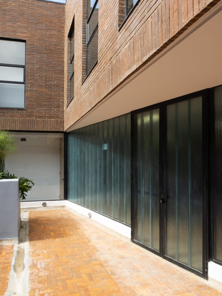 Edificio Administrativo CoopChipaque.  Arquitectura y Construcción Constructiva Soluciones y MPB Studio.