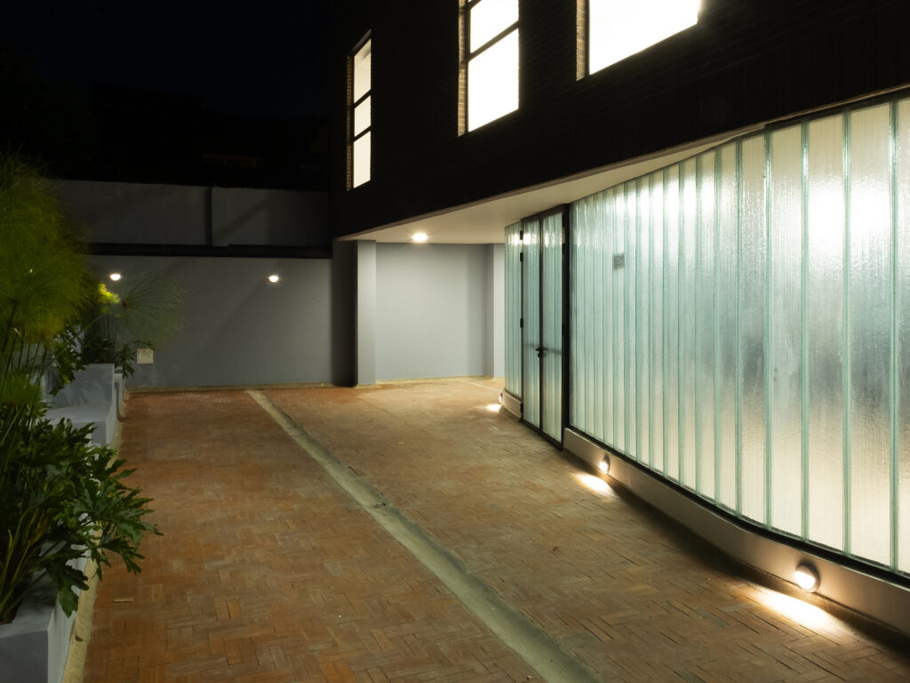 Edificio Administrativo CoopChipaque.  Arquitectura y Construcción Constructiva Soluciones y MPB Studio.
