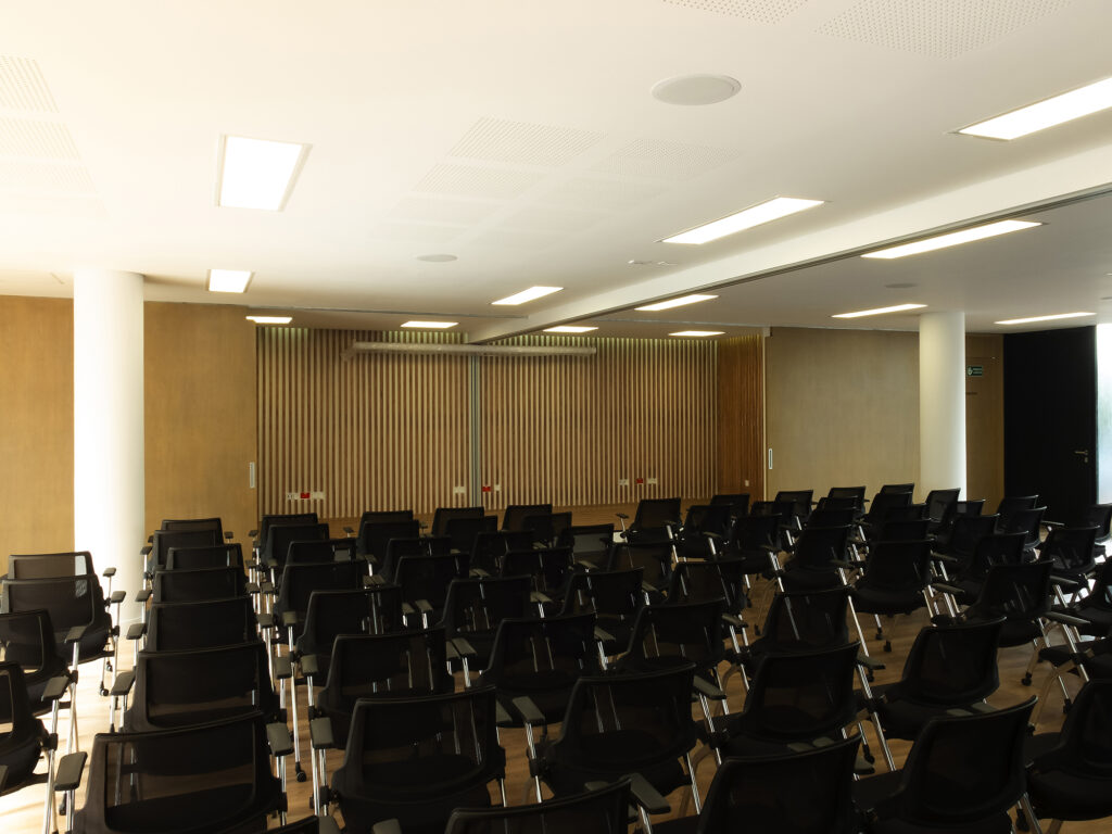 Edificio Administrativo CoopChipaque.  Arquitectura y Construcción Constructiva Soluciones y MPB Studio.