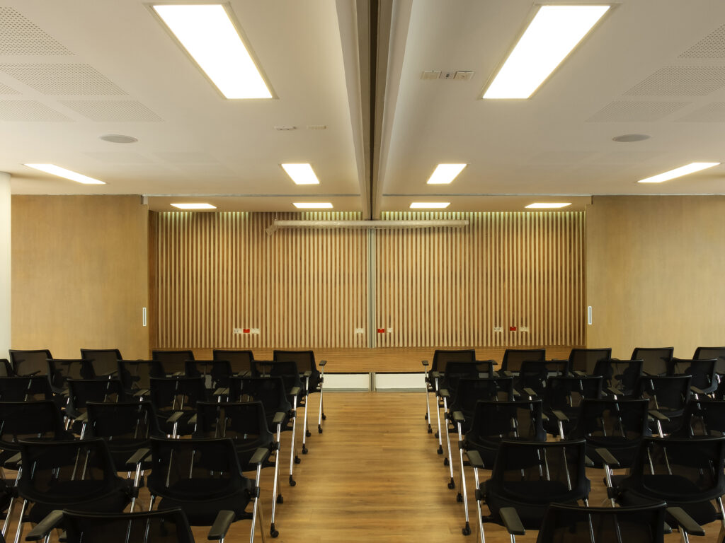 Edificio Administrativo CoopChipaque.  Arquitectura y Construcción Constructiva Soluciones y MPB Studio.