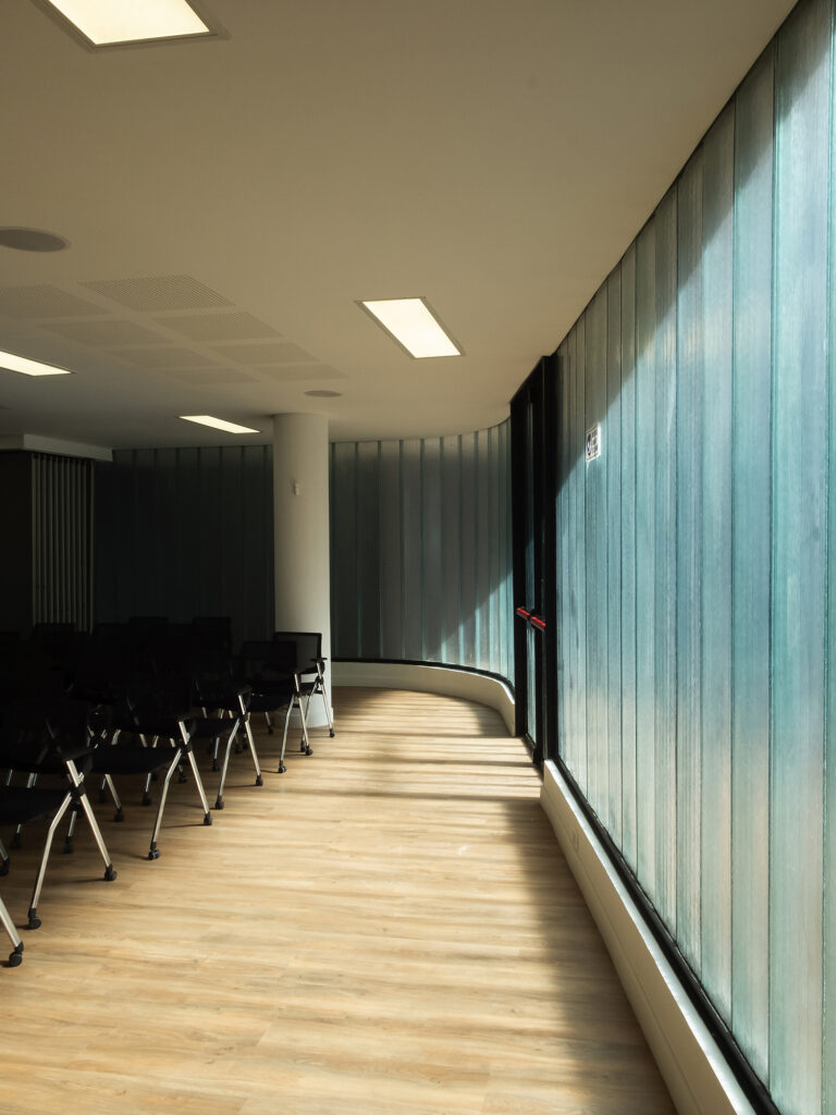 Edificio Administrativo CoopChipaque.  Arquitectura y Construcción Constructiva Soluciones y MPB Studio.
