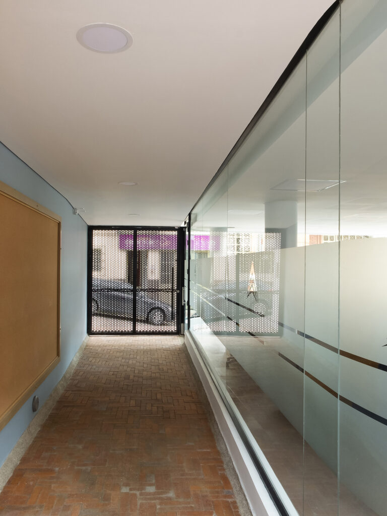 Edificio Administrativo CoopChipaque.  Arquitectura y Construcción Constructiva Soluciones y MPB Studio.
