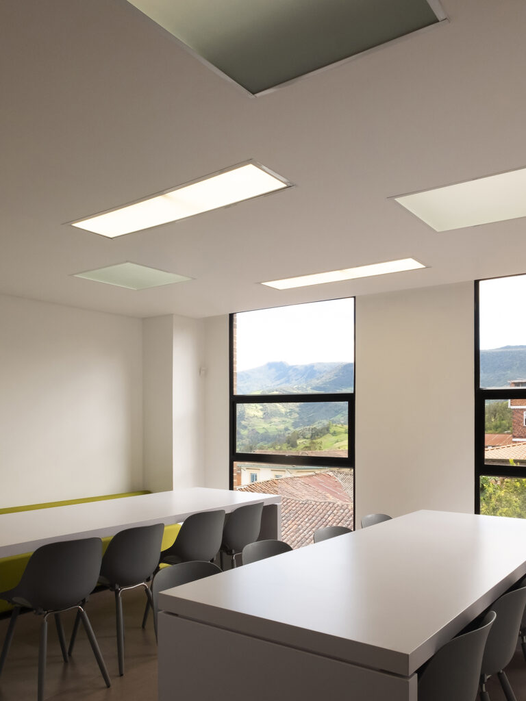 Edificio Administrativo CoopChipaque.  Arquitectura y Construcción Constructiva Soluciones y MPB Studio.