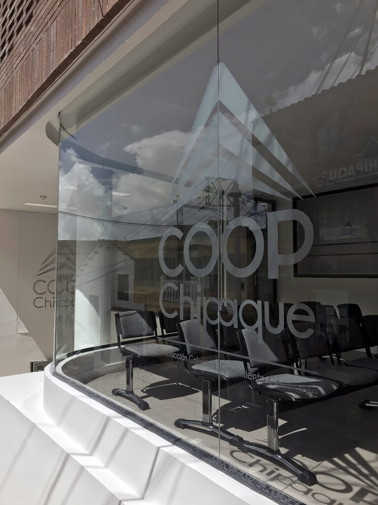 Edificio Administrativo CoopChipaque.  Arquitectura y Construcción Constructiva Soluciones y MPB Studio.